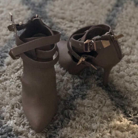Tan heels size 9 - Picture 1 of 4